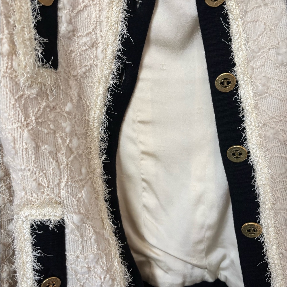 Chanel Women's Textured Cream and Black Blazer - Picture 10 of 11